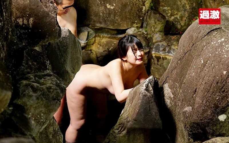 At the mixed-gender hot spring, a woman succumbs to pleasure from persistent nipple stimulation and slow, gentle movements in the water, unable to resist the intimate conclusion[Origin]