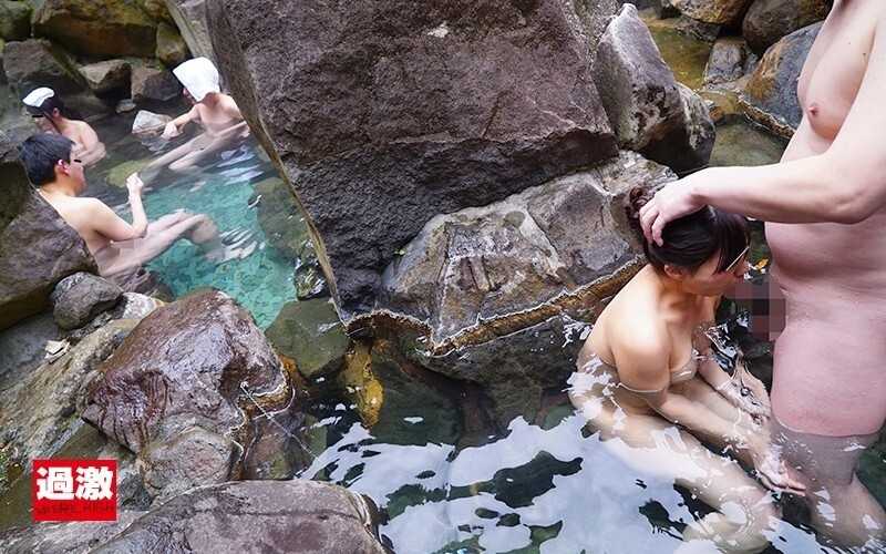 At the mixed-gender hot spring, a woman succumbs to pleasure from persistent nipple stimulation and slow, gentle movements in the water, unable to resist the intimate conclusion[Origin]