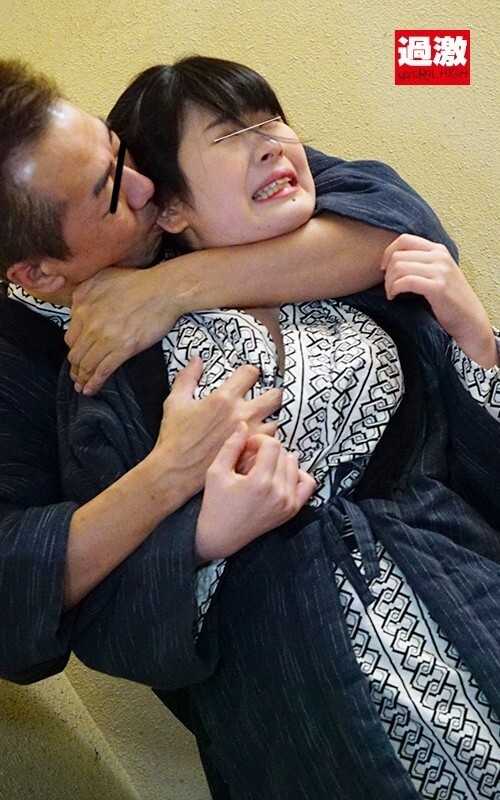 At the mixed-gender hot spring, a woman succumbs to pleasure from persistent nipple stimulation and slow, gentle movements in the water, unable to resist the intimate conclusion[Origin]