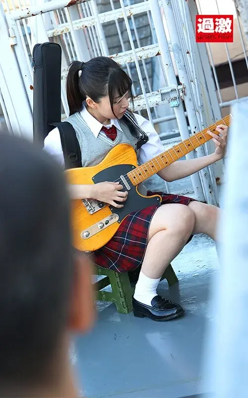 Immediately performed deep throat on a young girl living in the same apartment building using a penis coated with aphrodisiac. As a result, her lewd expression covered in sticky drool shows she has become lustful.