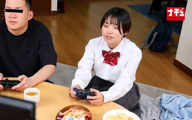 Teasing her inexperienced sister's clitoris through panties until her first orgasm[Origin]