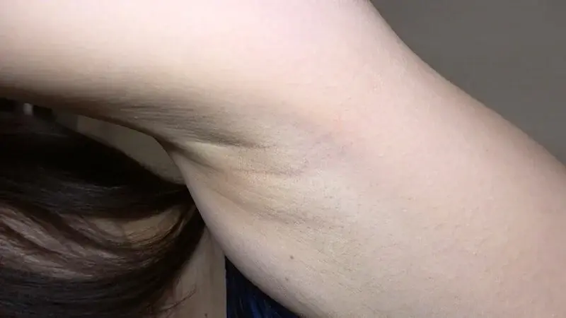 Takeuchi Natsuki in Shiny Wet Form-Fitting Competition Swimsuit - A delightful video featuring a cute swimmer in a competitive swimsuit! Starting with hidden camera footage of changing, the film explores various fetish close-ups from small to large chest sizes, including smooth skin and natural features. Fully clothed scenes include lotion soap play and swimsuit splashing.[Origin]