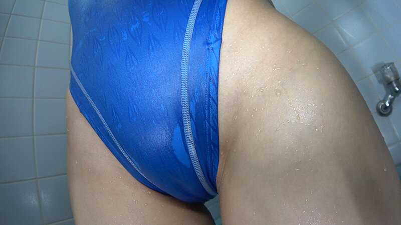 葉月まゆ 濡れてテカってピッタリ密着 神競泳水着 可愛い女子の競泳水着姿をじっとりと堪能！着替え盗撮から始まり貧乳から巨乳にパイパン、ハミ毛、ジョリワキ等のフェチ接写やローションソーププレイや競泳水着ぶっかけ等を完全着衣で楽しむAV