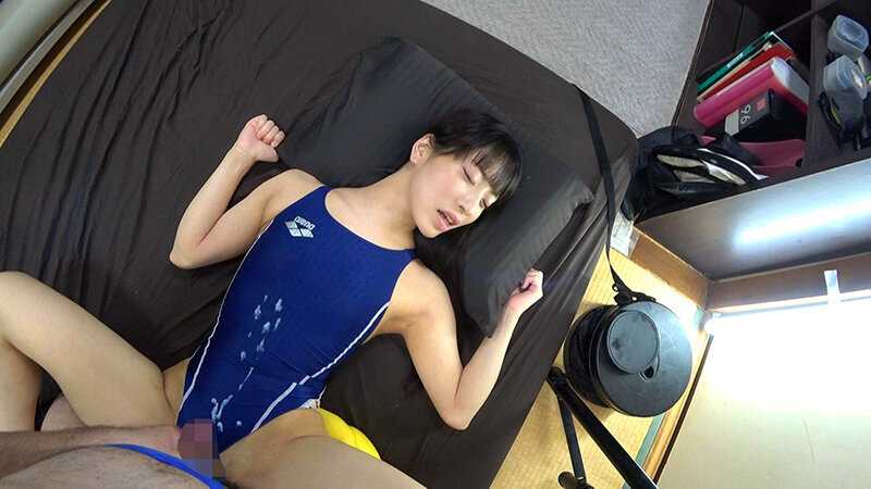 池上乙葉 濡れてテカってピッタリ密着 神競泳水着 可愛い女子の競泳水着姿をじっとりと堪能！着替え撮影から始まり貧乳から巨乳にパイパン、ハミ毛、ジョリワキ等のフェチ接写やローションソーププレイや競泳水着ぶっかけ等を完全着衣で楽しむAV