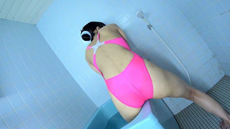 池上乙葉 濡れてテカってピッタリ密着 神競泳水着 可愛い女子の競泳水着姿をじっとりと堪能！着替え撮影から始まり貧乳から巨乳にパイパン、ハミ毛、ジョリワキ等のフェチ接写やローションソーププレイや競泳水着ぶっかけ等を完全着衣で楽しむAV