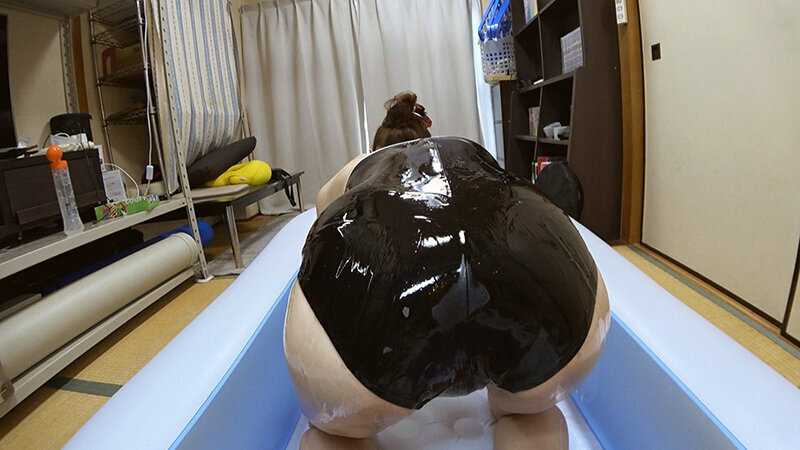 葵百合香 濡れてテカってピッタリ密着 神スク水 可愛い女子のスクール水着姿をじっとりと堪能！着替え撮影から始まり貧乳から巨乳にパイパン、ハミ毛、ジョリワキ等のフェチ接写やローションソーププレイやスク水ぶっかけ等を完全着衣で楽しむAV