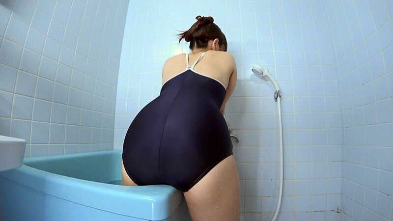 花園すず 濡れてテカってピッタリ密着 神スク水 可愛い女子のスクール水着姿をじっとりと堪能！着替え撮影から始まり貧乳から巨乳にパイパン、ハミ毛、ジョリワキ等のフェチ接写やローションソーププレイやスク水ぶっかけ等を完全着衣で楽しむAV