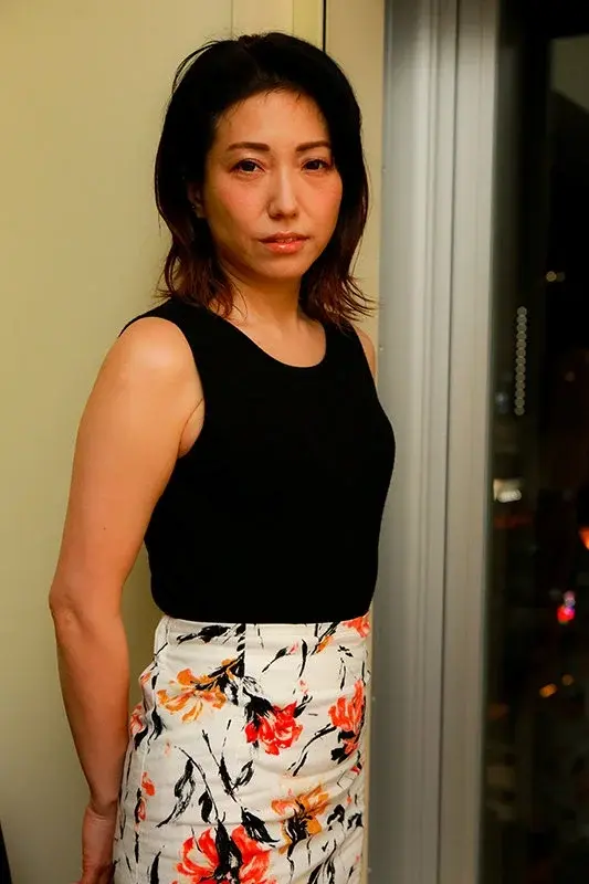 Unfaithful Wife with a Huge Rod 'Please Give Me That Big Thing' (4) - Tsubaki, 51 years old (DOD)