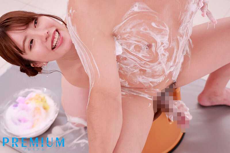 A seductive sister tightly embraces from behind! Being stroked in a helpless position! The best handjob from behind!