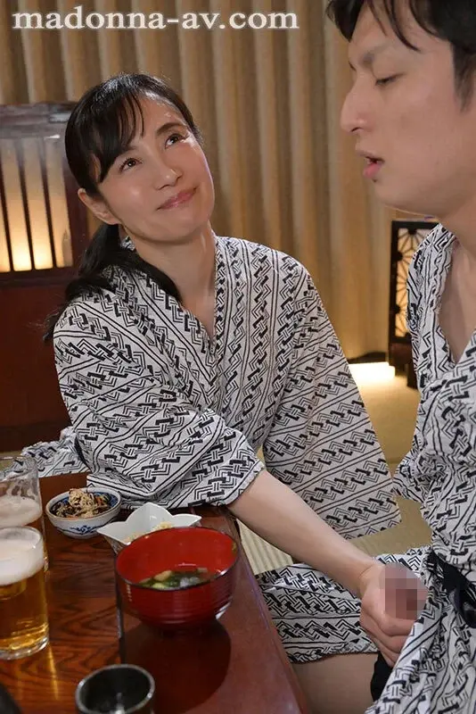 I'm actually quite a naughty woman... - A story about how I got addicted to having an affair and creampies with my girlfriend's mother at the hot springs - By Rieko Hiraoka[Origin]