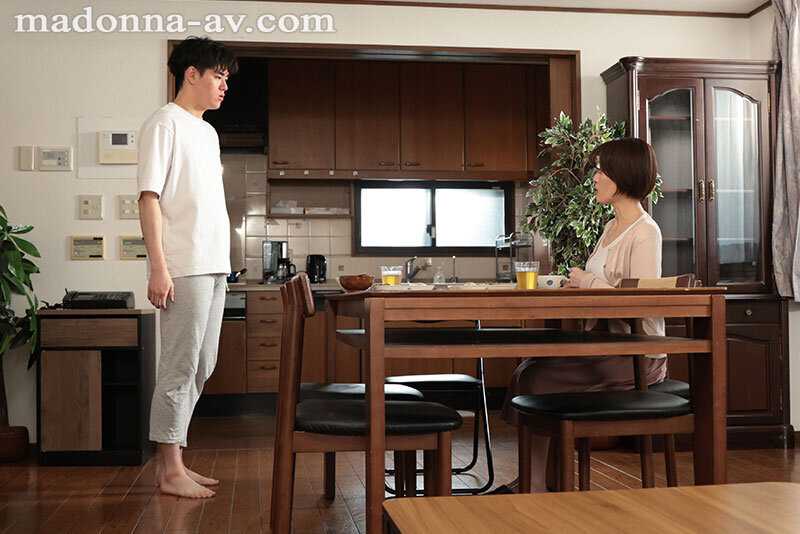 家族皆が巣立った実家で、母と過ごす近親相姦の日々―。 星冬香