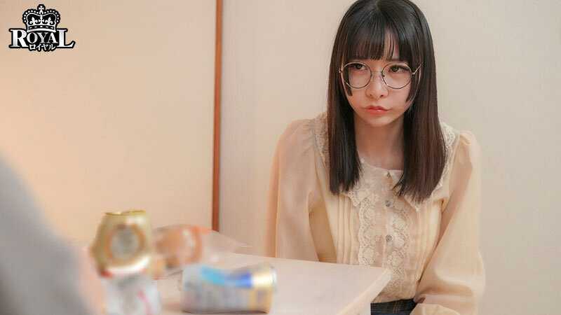 王様ゲームで急接近した隠れ淫乱な地味巨乳と、一泊二日のラブラブ中出しセックス。 雛乃ゆな