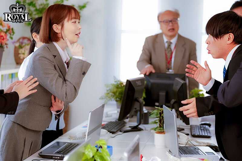 朝起きたら部屋に下着姿の同期女子社員！いつも生意気で悪態ばかりついてくるのに、甘えてきたので… 小栗操