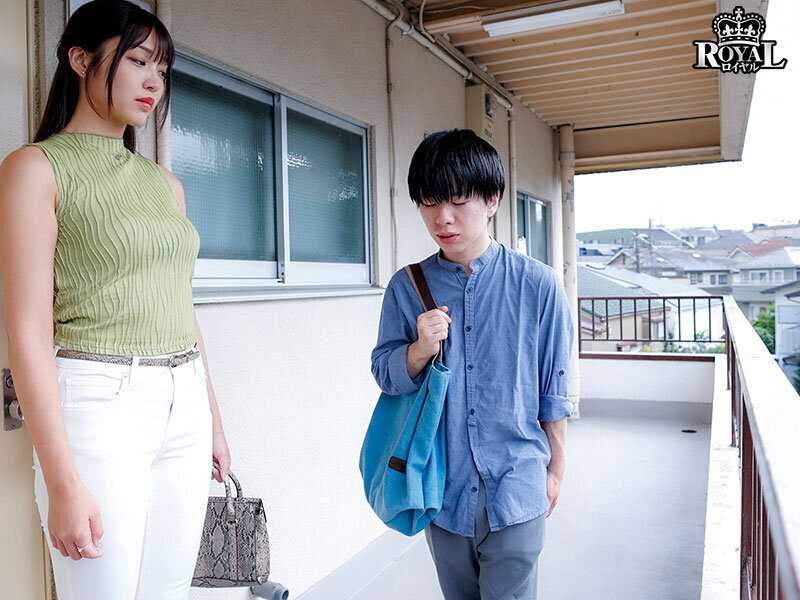 隣の高身長美女に踏まれて堕ちた僕。足先で支配されるたび、射精が止まらない。 木下ひまり