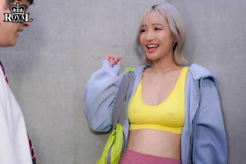 隣人ガチャUR確定演出。隣に引っ越してきたのはノーブラ乳首ポッチの美乳お姉さん。 百永さりな