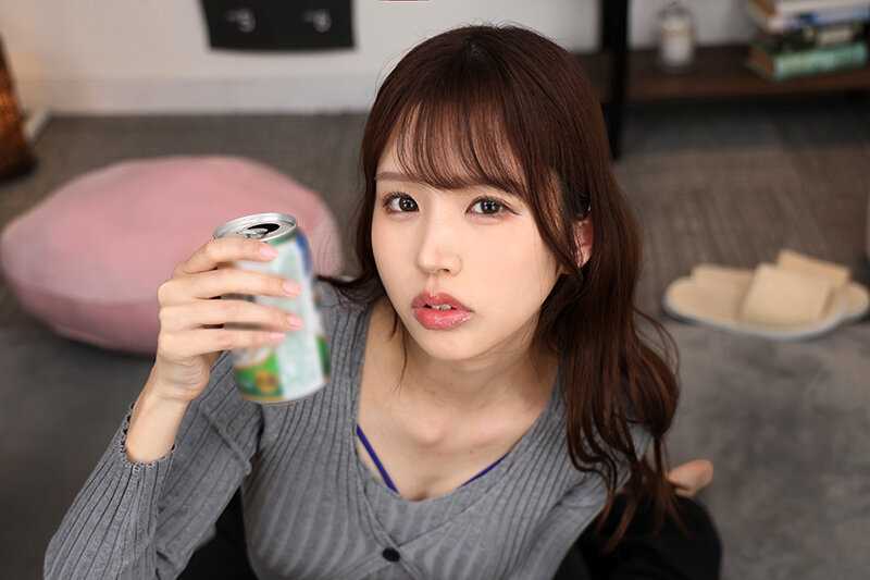 After returning from the VR club, my drunk gyaru sister rides me in a vulgar way. She only barges in on days when she wasn't picked up, aggressively grinding her hips as if to vent her frustrations... Rima Arai[Origin]