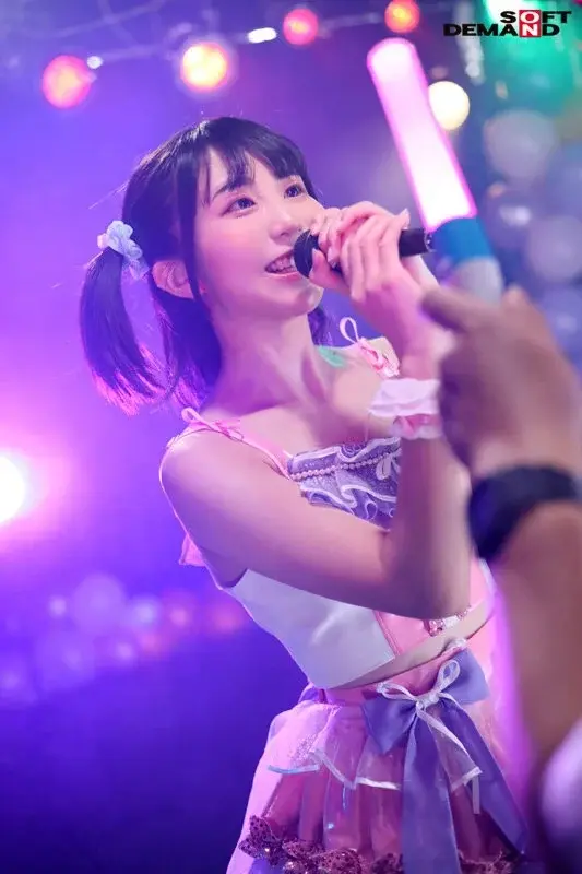 Our heroine makes her debut on stage at age 20 as an After School Idol with exciting C-cup measurements - Kasane Saito's AV DEBUT