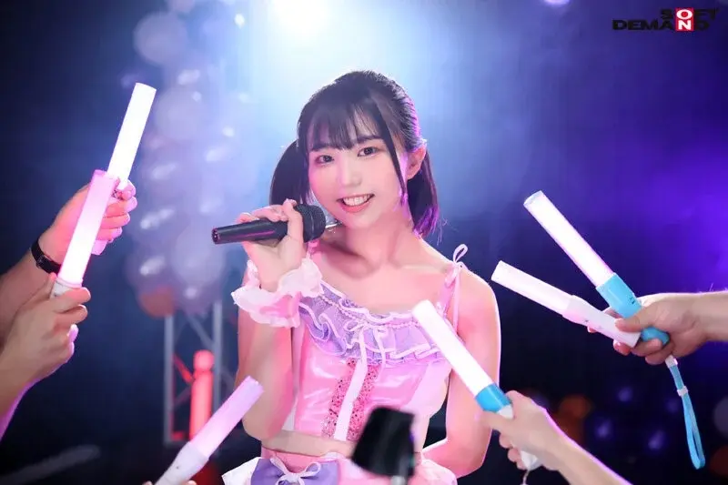 Our heroine makes her debut on stage at age 20 as an After School Idol with exciting C-cup measurements - Kasane Saito's AV DEBUT