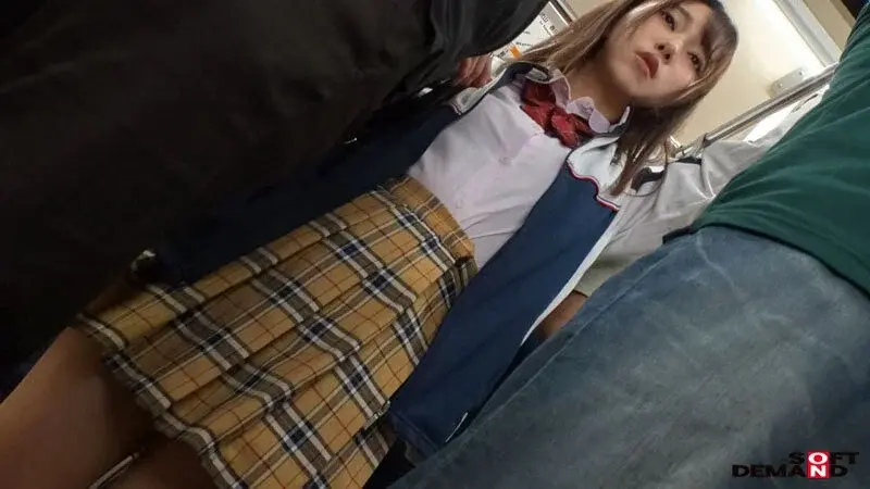 Molesting schoolgirls in sweaty gym clothes - Complete clothed upskirt angles[Origin]