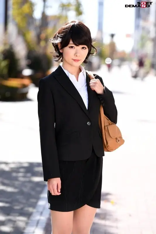 Short-haired Office Lady Special! A boyish female boss and male subordinate test new lotion products alone together! The usually unreliable junior's impressive endowment unexpectedly makes his senior's sensitive areas melt with pleasure, leading to intense climaxes she can't hide! Magic Mirror Bus[Origin]