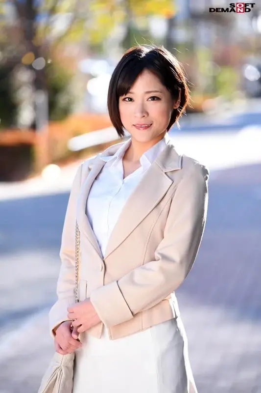 Short-haired Office Lady Special! A boyish female boss and male subordinate test new lotion products alone together! The usually unreliable junior's impressive endowment unexpectedly makes his senior's sensitive areas melt with pleasure, leading to intense climaxes she can't hide! Magic Mirror Bus[Origin]