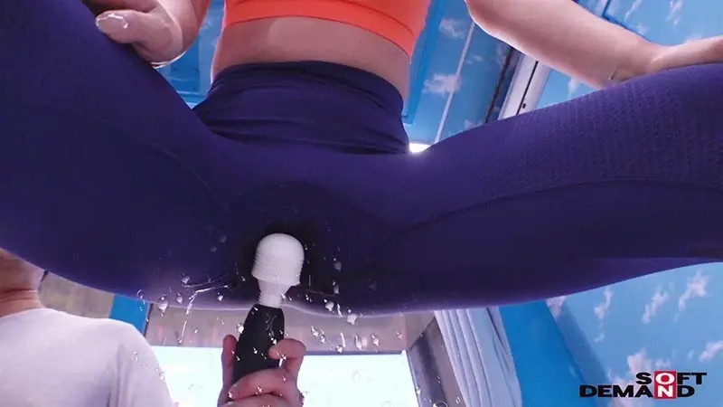 Exclusive for worried wives with post-pregnancy big hips! Would you like to try exercising in the Magic Mirror Bus? Having intense intimate moments with a handsome muscular trainer right in front of your husband!![Origin]