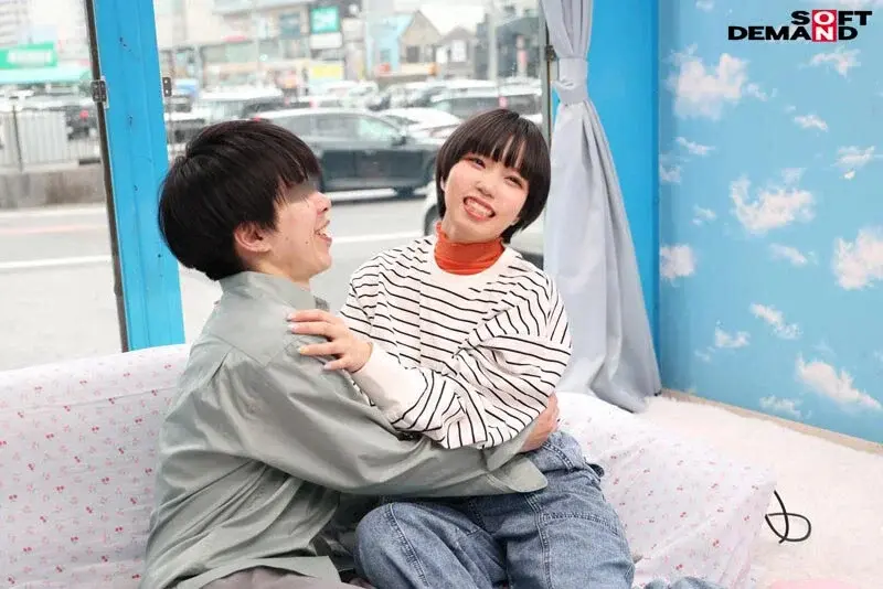 Would you help a virgin boy with his self-pleasure...? A kind, motherly college girl with large breasts approached him on the street and helped him lose his virginity while he blushed![Origin]