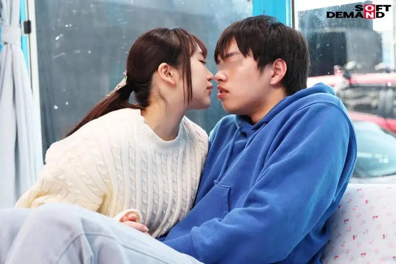 Would you help a virgin boy with his self-pleasure...? A kind, motherly college girl with large breasts approached him on the street and helped him lose his virginity while he blushed![Origin]