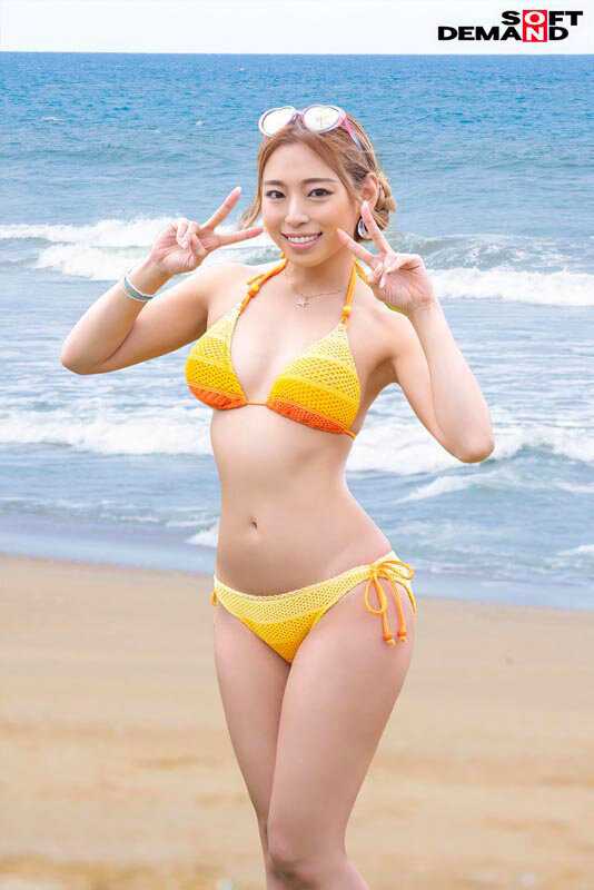 「カップル限定」マジックミラー号の中で、自慢の彼女を「寝とって」中出し！35度以上観測の真夏のビーチで気温を凌駕するほどホットな水着美女4名収録！