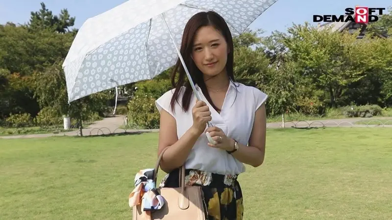 At the station after the rain, we encountered an unforgettable married woman. Kaede Yoshida, 30 years old - Final Chapter. A mother of two children who becomes addicted to the warmth and sensation, repeatedly accepting intimate encounters.[Origin]