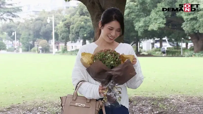 A radiant mother with healthy tanned skin who supports her family. Reiko Matsumoto, 35 years old, Final Chapter. First intimate encounter in 11 years since having her son - passionate moments with complete devotion[Origin]