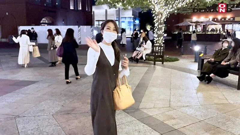 Just kisses make her tremble and convulse. A beautiful young wife with an erogenous body, Sakura Takashima, 29 years old, returns in Chapter 1. Although she intended to quit completely, the stimulation from that time remained in her body... and surprisingly she returns! Wanting to experience more extraordinary encounters, she swallows semen for the first time in her life![Origin]