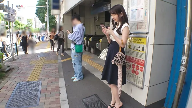 A beautiful lady with a cute smile applies for adult video out of curiosity! Her unsatisfied body gets teased and squirts heavily in front of the camera!! Once getting used to it, she takes initiative - licking the man's nipples and actively moving her hips!! [First Time] Online AV Application -> AV Experience Filming 2108