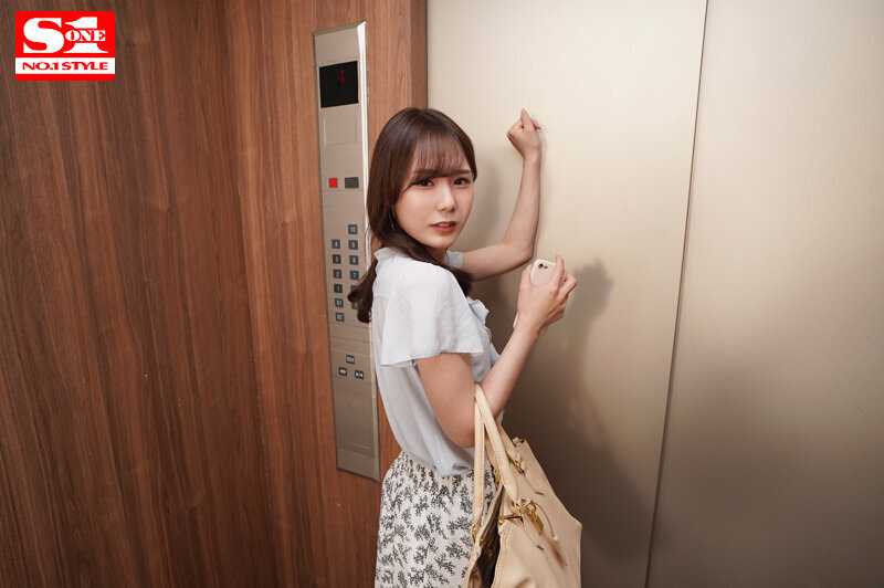 In the malfunctioning elevator where the air conditioning has broken down, Miru's aggressive advances have left me in a compromised position. The confined space amplifies the intensity of our encounter, with the rising temperature making everything more unbearable yet strangely arousing. The sweat dripping down creates a slick sensation between our bodies as she continues her relentless pursuit.[Origin]