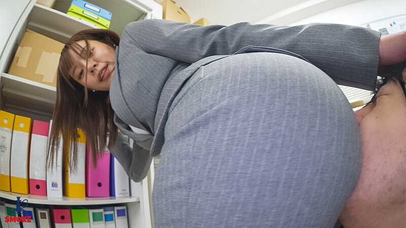 【ピタパンセクハラ】 あざといパッツン尻挑発で残業若手ち○ぽを勃起刺激させケツ射中出しさせる高身長デカ尻人妻女上司 都月るいさ