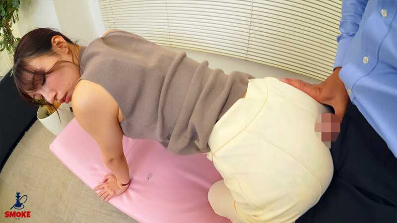 【ぶっかけセクハラ】残業中、2人きりの社内で無自覚誘惑パッツンスーツのせいでムラムラ部長の中年こってり精子をかけられるデカ尻新人OL 宮城りえ