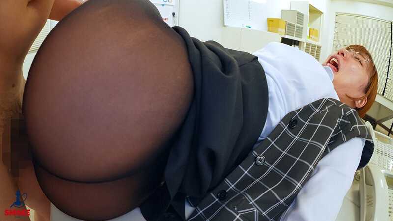 【潮吹きセクハラ】 残業中、2人きりの社内で部長イケボで即濡れしてしまうほど敏感ま○こ過ぎてイキ潮を吹き散らかすむっつりデカ尻地味妻OL事務員 水川潤