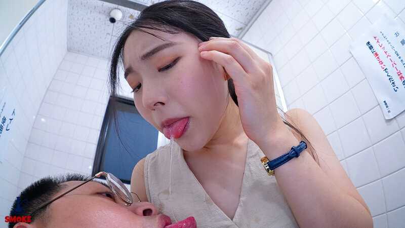 【お漏らしセクハラ】残業中のオフィスで二人きり、 媚薬利尿剤で早漏敏感化した若手ま○こを刺激して何度も失禁イキさせられるデカ尻部下OL 皆月ひかる