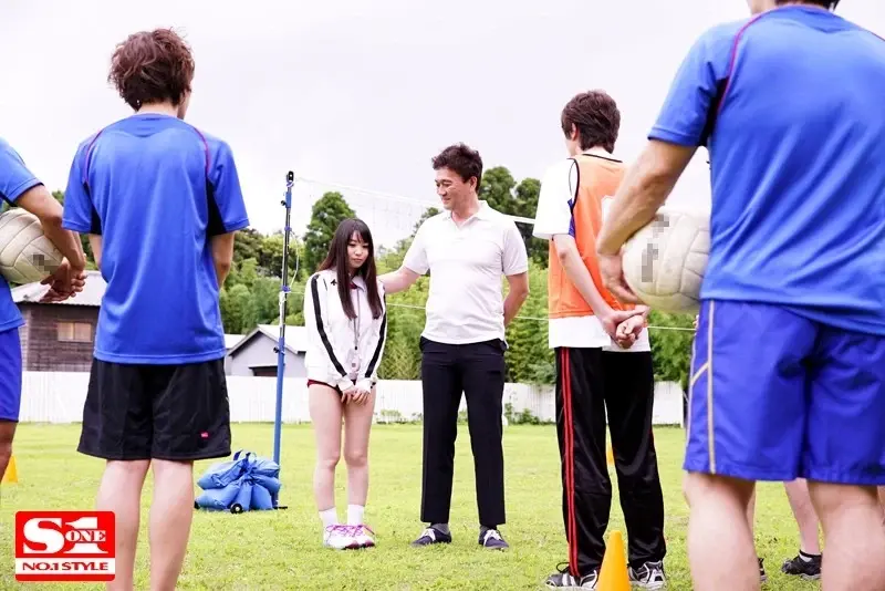 The petite yet busty manager Aika height 149cm serves as intimate caretaker for the tall volleyball team members[Origin]