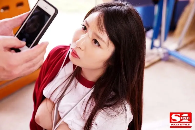 The petite yet busty manager Aika height 149cm serves as intimate caretaker for the tall volleyball team members[Origin]