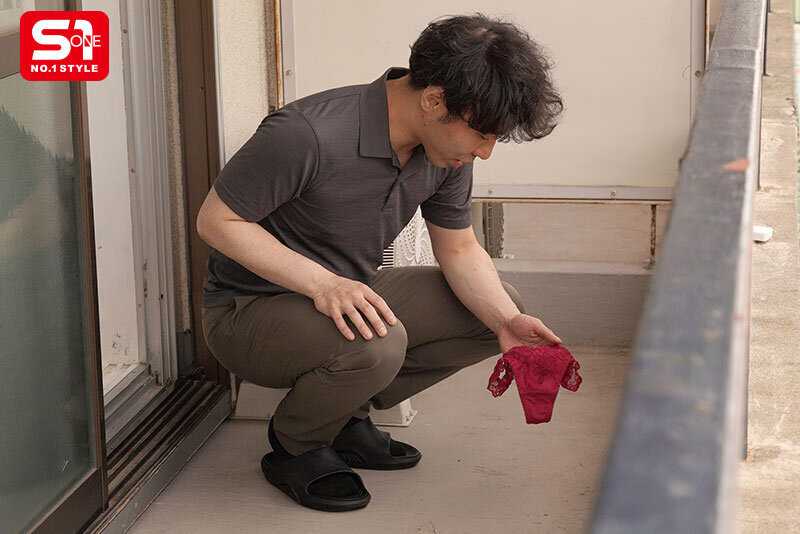 風で飛んできた下着を返しにいくたびに 谷間丸出しで微笑んでくる隣人のLカップお姉さん 鷲尾めい