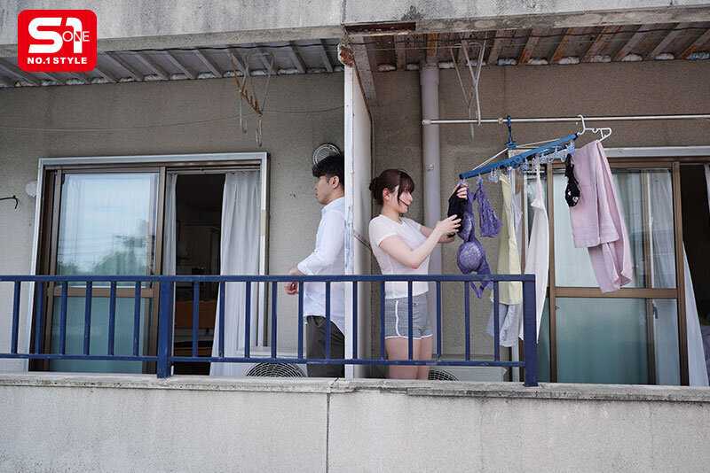 風で飛んできた下着を返しにいくたびに 谷間丸出しで微笑んでくる隣人のLカップお姉さん 鷲尾めい