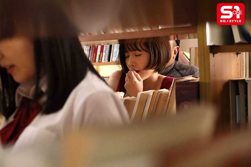 「私…おばさんなのに…」娘のすぐ傍で痴●され抵抗しても感じ始め、遂にはイカされちゃう！！欲求不満お母さん 奥田咲