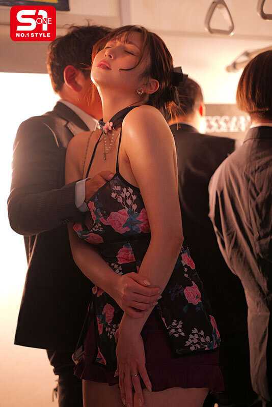 痴●待ちの半裸妻 理性じゃ収まらない肉欲が私をミダラな服で乗車させ、男たちの全身勃起を誘うのです… 東実果