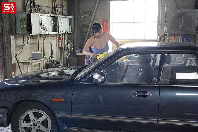 作業中に押しつぶされる超肉感バストが男の理性を破壊する…Mcupガテン女子の乳ワイパー誘惑 みなみ羽琉