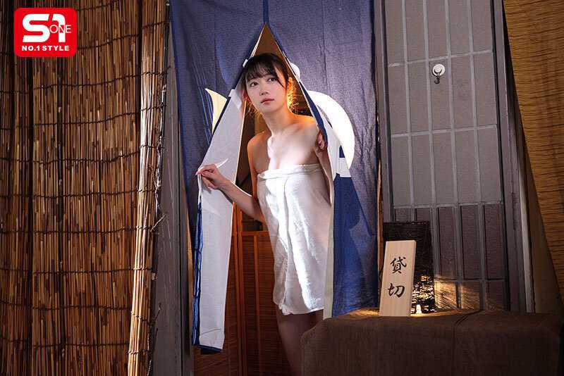 毎月末ウチの旅館に泊まる美人OLさん。 我慢できずお風呂のぞくと…こっちに気付いて手足の長～い長身裸体を見せつけ誘惑！ 人生一興奮した僕は彼女が宿泊中、ずっと神ボディにハメ続けた。 明日葉みつは