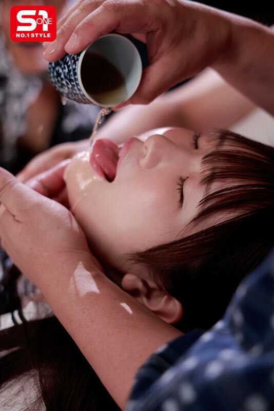 人気学生カップルインフルエンサーがSNSでバズりたくて迷い込んだ先は濃厚絶倫オヤジが住む淫欲まみれの変態村だった…。 白上咲花