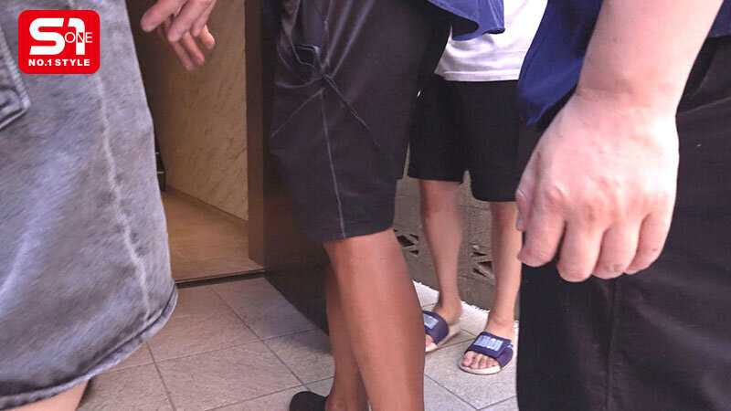 SEXもオナニーも180日間サセなかった禁欲女が住むガチ自宅に大量チン凸！即ズボ大乱交で激イキ大反応リアルドキュメント 村上悠華