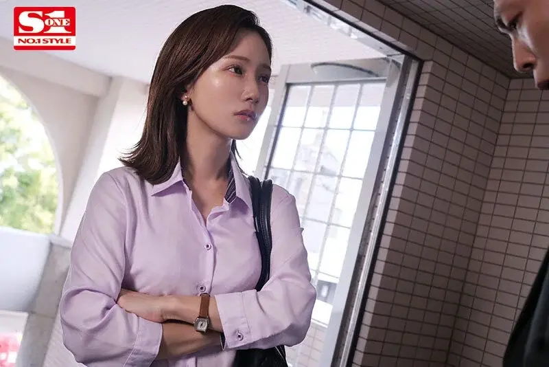 A prideful female supervisor from a property management company visits a messy apartment occupied by an old man to handle a complaint. As her subordinate, I'm getting incredibly excited watching my detested boss being defiled. Starring Minami Kojima[Origin]