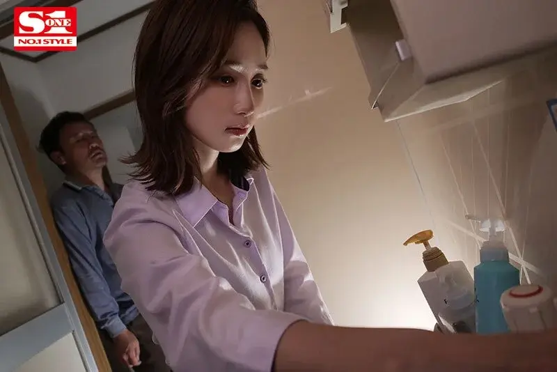 A prideful female supervisor from a property management company visits a messy apartment occupied by an old man to handle a complaint. As her subordinate, I'm getting incredibly excited watching my detested boss being defiled. Starring Minami Kojima[Origin]